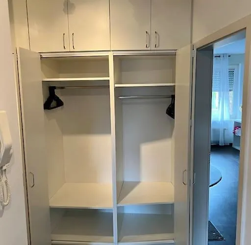 Hochwertige דירה